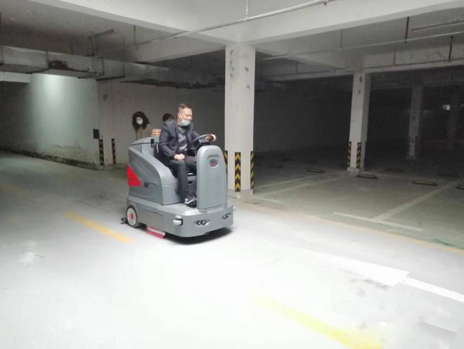 长寿小区物业保洁不用人力改用驾驶式洗地机了